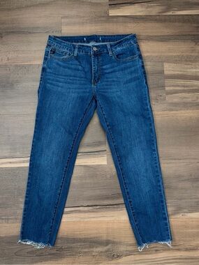 KanCan Estilo Mid-Rise Raw Hem Skinny Jeans - Medium Wash - Size 9 // 29